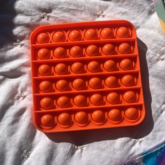 FIDGETS - Picture 2 of 4